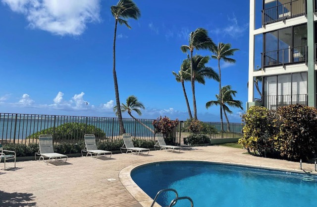 Luxurious Oceanfront Escape in Kahala – Pool, Gym & Paradise Views