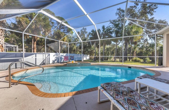 Luxurious Private Villa, Large Heated pool, 1 mile to beach, 3 King Beds, Wi-fi