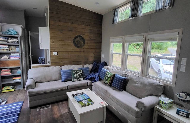 Luxurious quiet cottage on 25 acre rescue farm. In the forest above Port Angeles