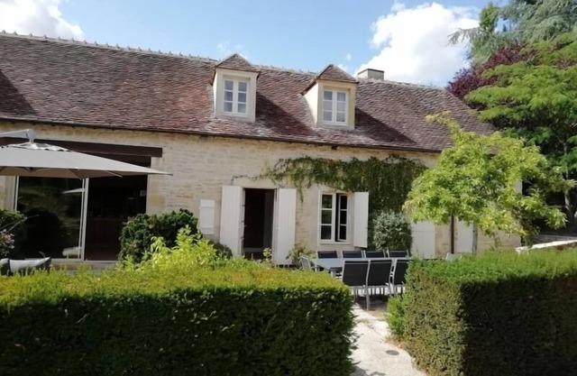 Luxurious Retreat: Spacious Home & Annex, Gardens, WiFi, Near Noirlac Abbey