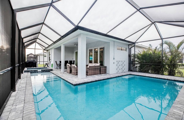 Luxurious Retreat 4BR/3.5 BA Heated pool/spa