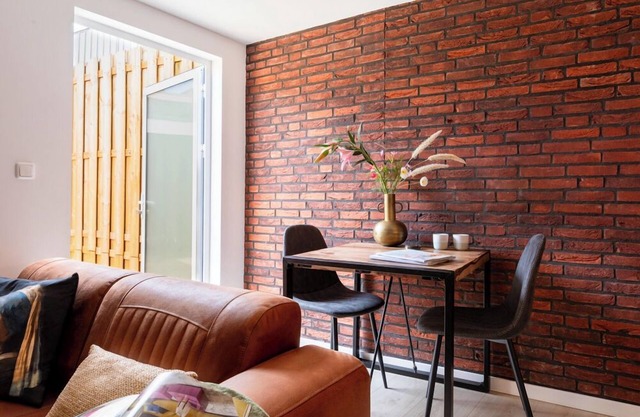 Luxurious room, newly renovated bathroom, free use of kitchen en washer, and easy to go to the unive