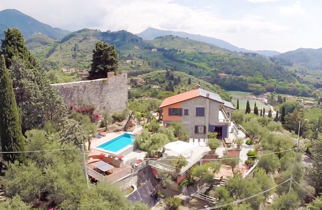 Luxurious & spacious Villa Olivia: an exceptional setting with pool and sea view