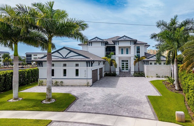 Luxurious Spacious 6-bedroom, 8-Bath house on fantastic Marco Island