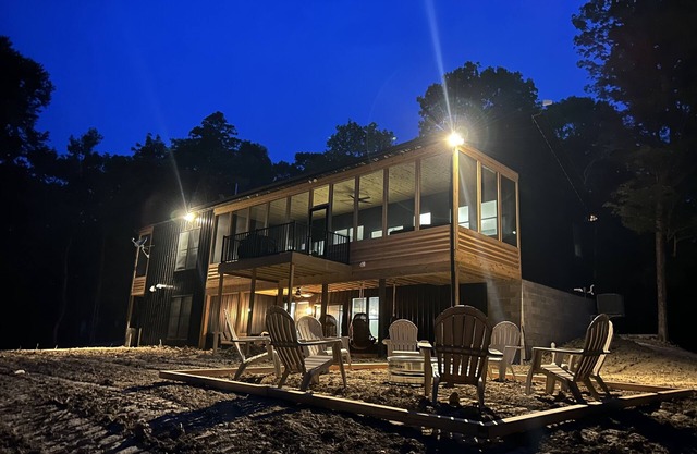 Luxurious Speakeasy Lodge, Hot Tub, Wifi & Hidden Speakeasy! Mins from the Caves
