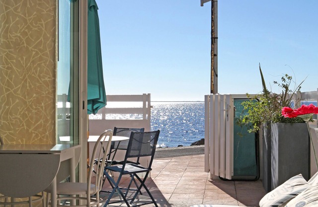 luxurious studio 'feet in the water' (3 meters from the pond).