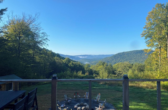Luxurious, stunning views, private setting, pet friendly, firepit ,EV, WIFI, AC