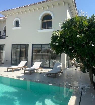 Luxurious Villa 5BHK with Pool BBQ and Full Time Housemaid Assistance - live in