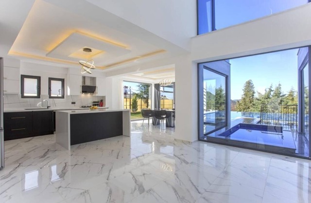 Luxurious Villa Canada By Luxury Group - 5 Master Bedrooms