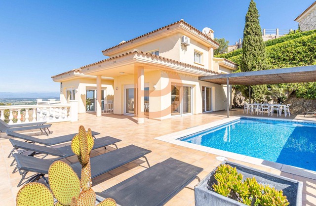 Luxurious Villa for 10 people with Stunning Views, private pool and BBQ