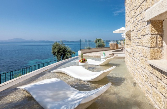 Luxurious Villa with seafront view and infinity pool