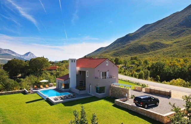 Luxurious Villa With Heated Pool And Mountain View