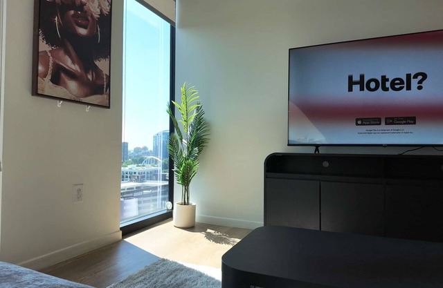 Luxury 1 bedroom skyline suite Downtown Columbus with the city view