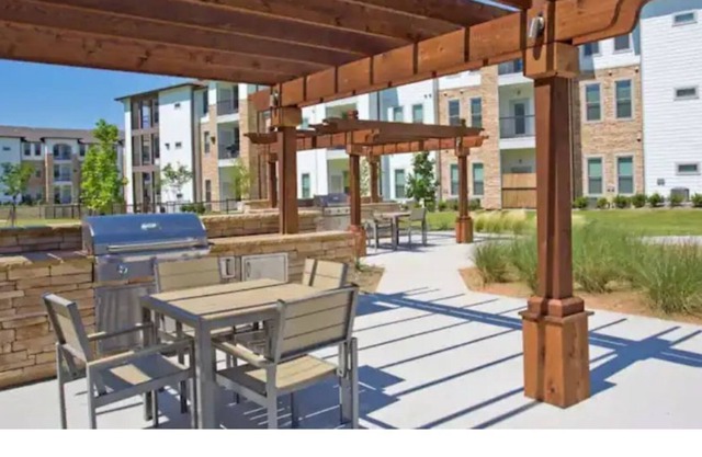 Luxury 1 bedroom unit with pool access, gym