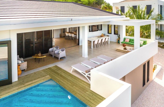 Luxury 10 person villa Blue Bay