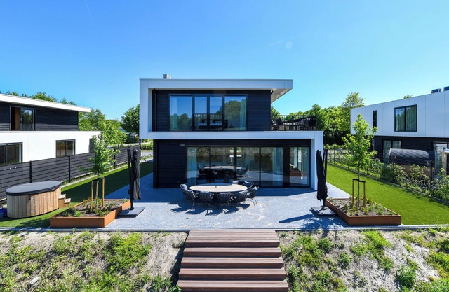 Luxury 10-person villa on the water with hot tub, private jetty, spacious terrace and 4 bedrooms. Located at Villa Resort Harderwold, near Harderwijk and the Veluwemeer!