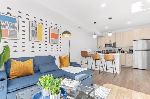 Luxury 1BD DT Roof top Gym Street Parking