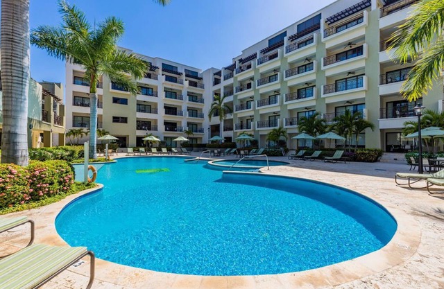 Luxury 1BR Condo @ Great Location & Amenities