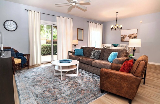 Luxury 1BR-ground floor unit-pool-hot tub-on site spa-fenced gated patio