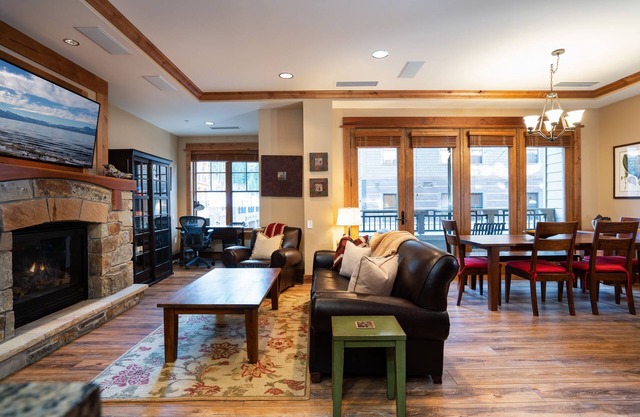 Luxury 2 BD/2.5 BA in the Heart of the Village at Northstar! - Catamount 208