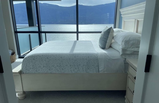 Luxury 2 Bed/2 Bath Condo/ Panoramic lake views/ Beach, Pool, Hot tub