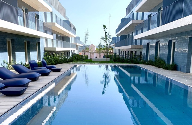 Luxury 2 Bed+ 2 Bath+ Pool/gym in Belem