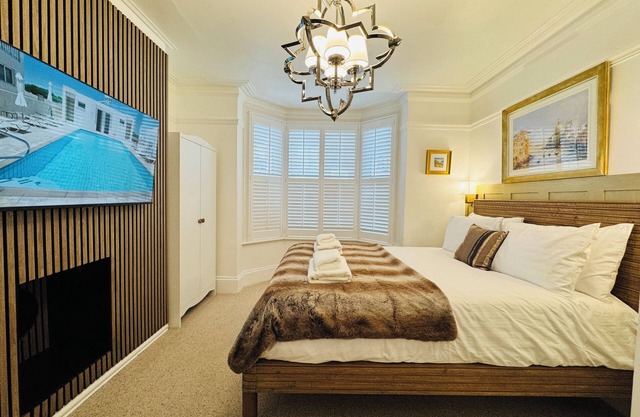 Luxury 2 Bed Designer Flat with Private Garden in London