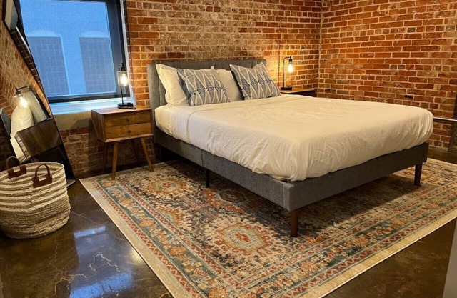 Luxury 2 bedroom apt with exposed brick downtown