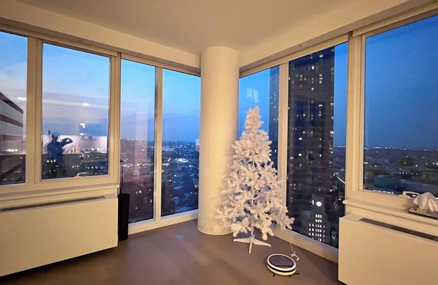 Luxury 2 beds 2 baths Corner Apartment Breathtaking City Views Modern Retreat
