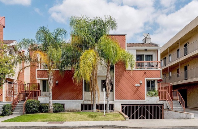 Luxury 2-story Townhouse in North Glendale walking distance to EVERYTHING!