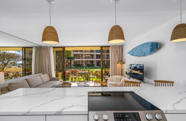 Luxury, 20 steps from the ocean, pool, jacuzzi! Newly remodeled, best location!