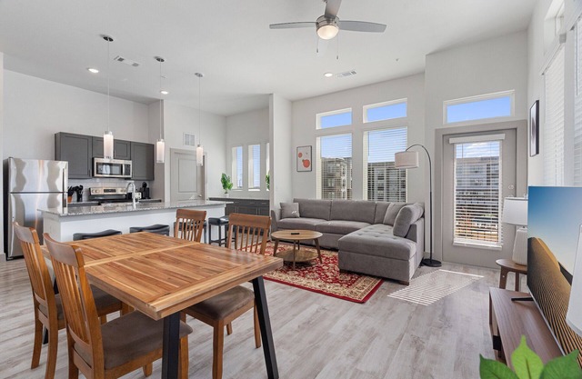 Luxury 2BD/2BA Next to Airport 9193