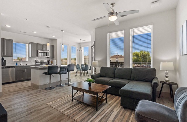 Luxury 2BD/2BA Next to Airport 4894