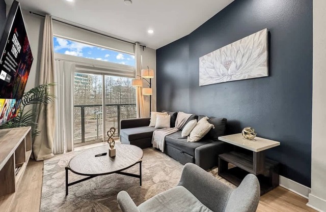 Luxury 2BD | Deep Ellum | Free Parking | Pool+Gym