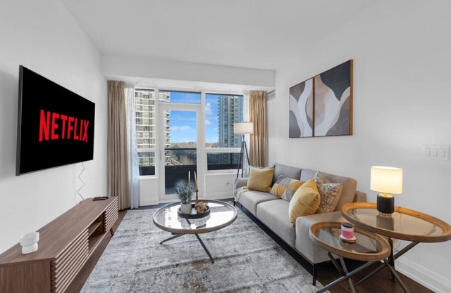 Luxury 2BR - Pool/Gym/Sauna - 1 min to Subway