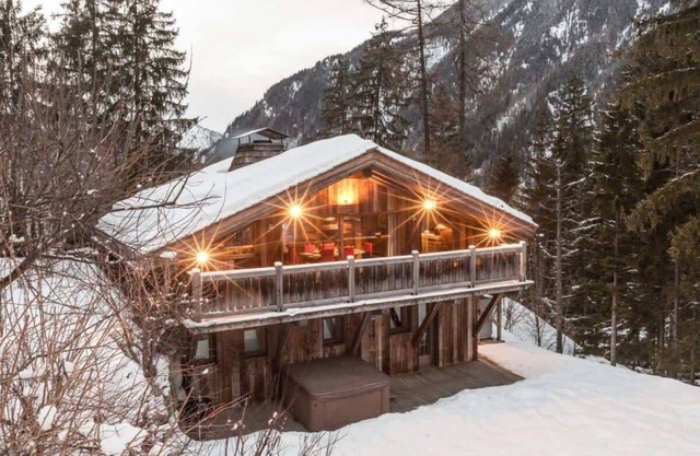 Luxury 3 bedroom chalet, jacuzzi, sauna