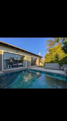 Luxury 3-Bed Retreat with Pool & Jacuzzi 10min from OR Tambo