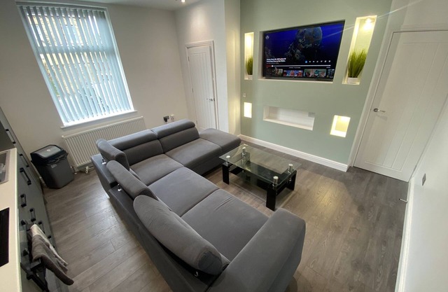 Luxury 3 Bedroom Holiday Home ,Jacuzzi Bath,Private Parking,Sleeps 10, 2 Min M62