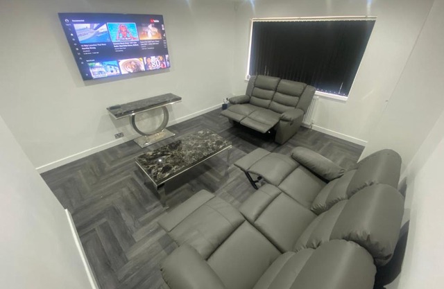 Luxury 3 Bedroom Holiday Home -Jaquzzi Bath - Private Parking- sleeps 6