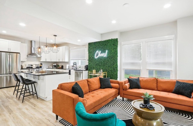 Luxury 3-bedroom retreat with Hot Tub! I Steps away from downtown MKE I Sleeps 8