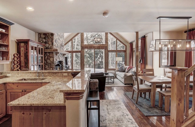 Luxury 3 Bedroom Townhome - Walk to Chairlift! by RedAwning