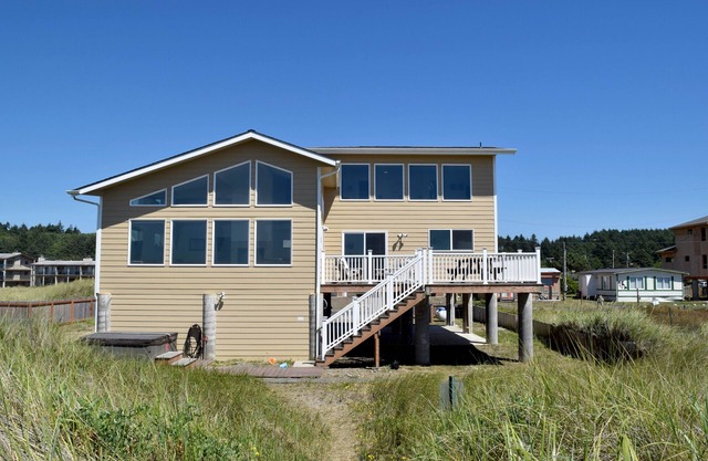 Luxury 4 bedroom beachfront Home Built 2013 with Hot Tub