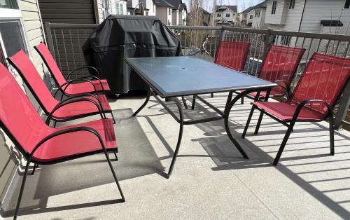 Luxury 4 Bedroom Cozy Home close to YYC, Shops, DT, Stampede, Mountains and many amenities in Panorama Hills NW Calgary