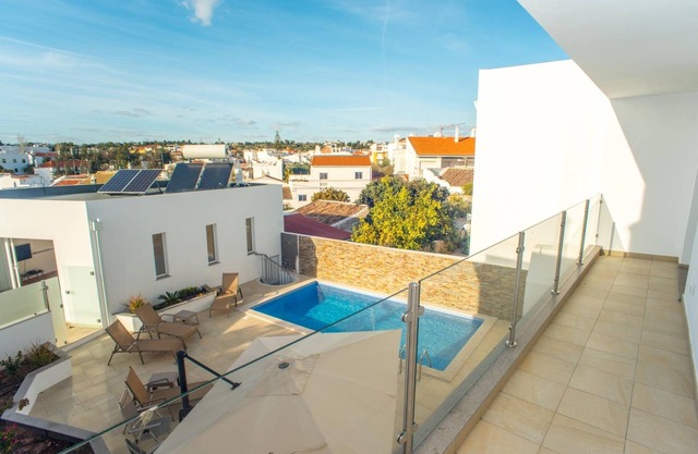 Luxury 4 bedroom house with private pool in the city center