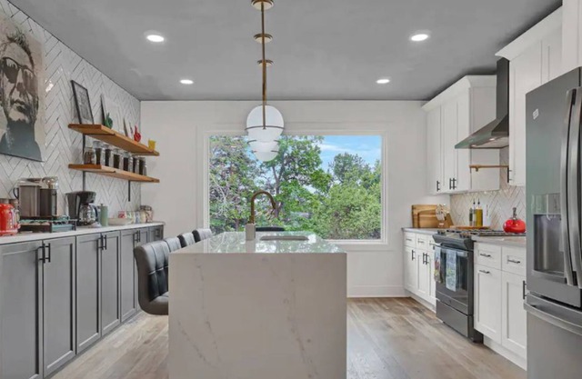 Luxury 4 BR Art Deco Home+3 Parking Spots+In City