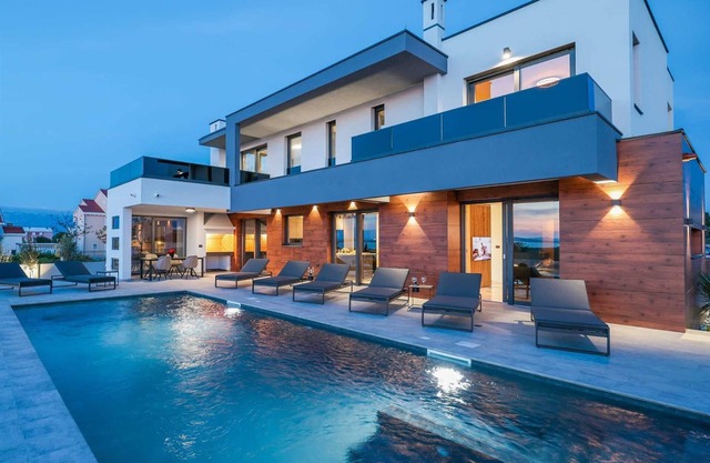 Luxury 4-BR villa with private pool, first row to the sea