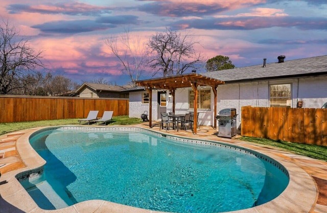 Luxury 4Bed/2Bath Hidden Gem w/Backyard Oasis