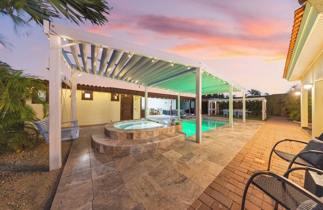 Luxury 4br home just 0.5 miles from the beach, pool, jacuzzi, BBQ, and gym!