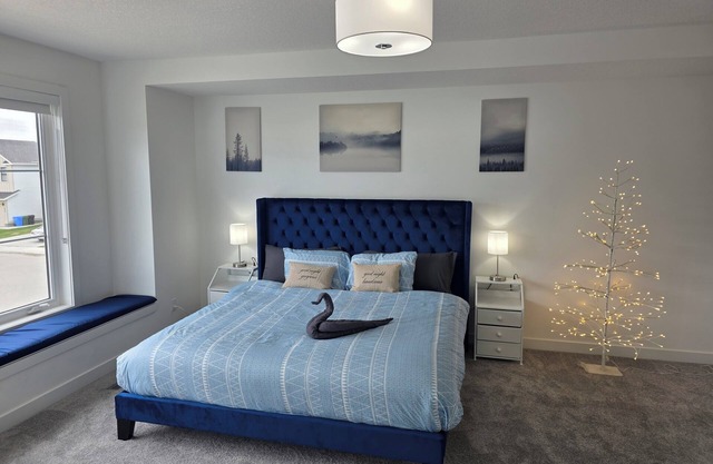 Luxury 4BR Home | Near Calgary Downtown & Parks