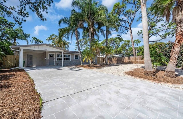 Luxury 4BR Pool Home Near Downtown & Lido Beach